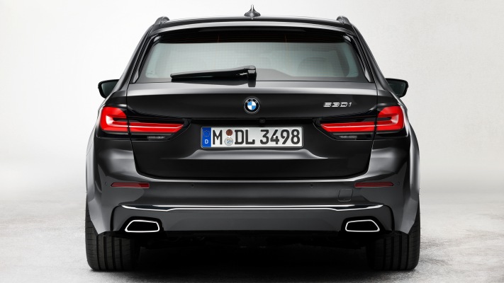 BMW 530i Touring 2021. Desktop wallpaper