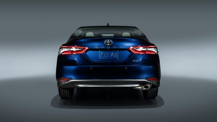 Toyota Camry XLE 2021. Desktop wallpaper