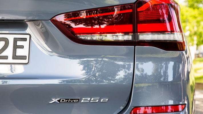 BMW X1 xDrive25e 2021. Desktop wallpaper