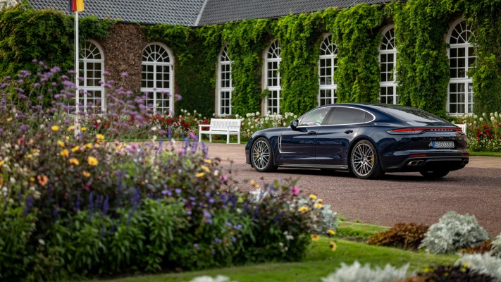 Porsche Panamera Turbo S Executive 2021. Desktop wallpaper