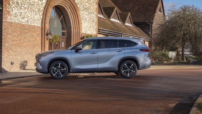 Toyota Highlander Hybrid UK Version 2021. Desktop wallpaper