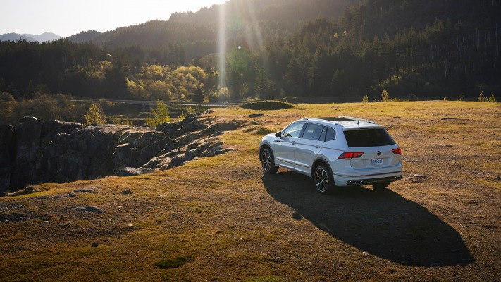 Volkswagen Tiguan SEL R-Line USA Version 2022. Desktop wallpaper