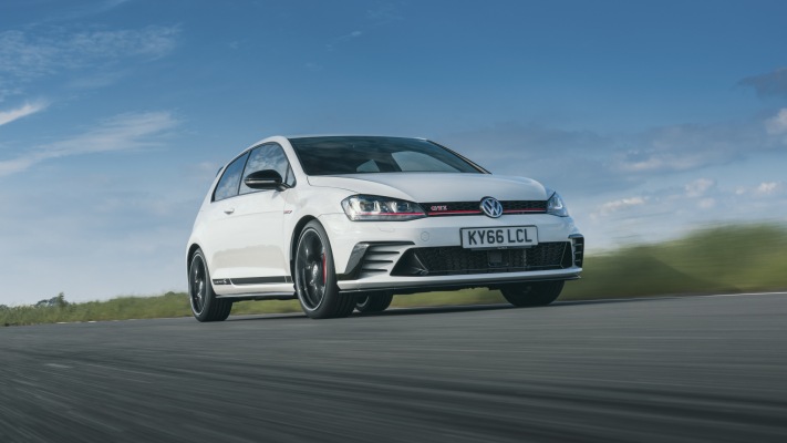 Volkswagen Golf VII GTI 3-door Clubsport S UK Version 2017. Desktop wallpaper