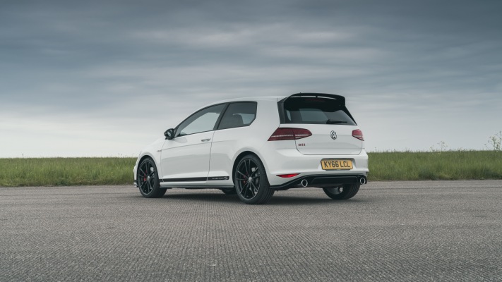 Volkswagen Golf VII GTI 3-door Clubsport S UK Version 2017. Desktop wallpaper