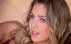 Desktop wallpaper. Zoey Taylor