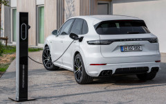 Desktop wallpaper. Porsche Cayenne Turbo S E-Hybrid 2020. ID:118879